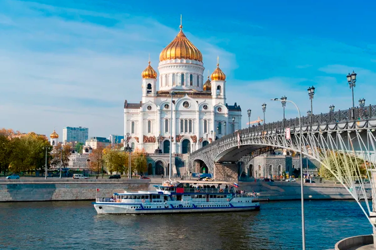 Moskva, Bersenevskaya qirg'og'idan (Берсеневская набережная)  Iso Masihi Sobori sobori va ko'prikning ko'rinishi. Foto: pegast.ru